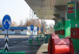 На белорусских заправках появятся полосы для дистанции и локтевые дозаторы
