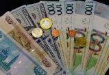 Белорусский рубль упал к трем основным валютам