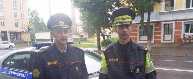 Нарушителя задержал милиционер Барановичского отдела охраны Вадим Новиков (слева)