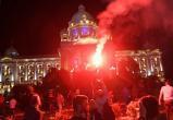Толпа пыталась взять штурмом здание парламента Сербии (видео)