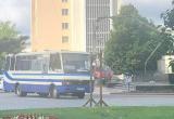 Вооруженный мужчина захватил автобус с заложниками в Луцке (видео)