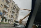 В Барановичах бело-красно-белый флаг снимали с балкона с помощью автовышки