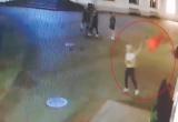 Брестчанин сорвал флаг со здания и попал под «уголовку» (видео)