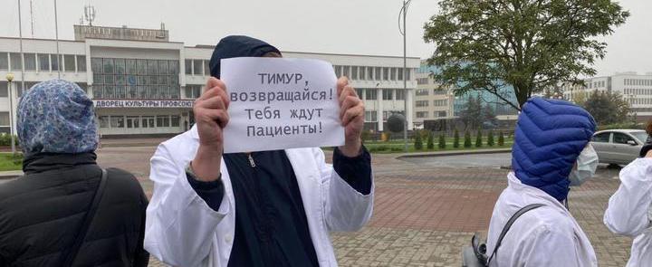 13 октября коллеги Тимура Лозко вышли на Московскую в знак солидарности. Фото: Максим Хлебец 