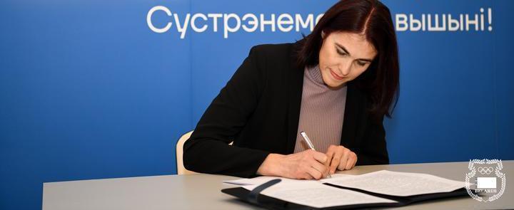 Янина Провалинская-Корольчик подписывает открытое письмо в поддержку действующей власти