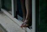 В Барановичах девушка хотела броситься с балкона, но милиция спасла ее