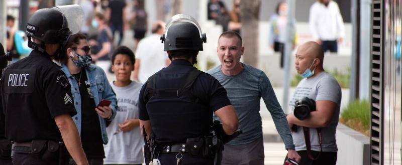 Офицеры полиции Лос-Анджелеса на протестах BLM в 2020 году. Фото Дэниеля Ингерсолла