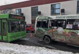 В Бресте маршрутка врезалась автобус, высаживающий пассажиров