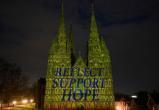 «Задумываться, поддерживать, надеяться» – лозунг, высвеченный на соборе в Личфилде к годовщине локдауна