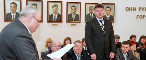 Николай Якубовский (стоит в центре фото) во время назначения зампредом горисполкома. Фото: 