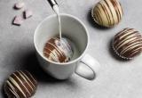 Фуд-тренд: шоколадные бомбочки, которые взрываются в чашке сладкими зефирками