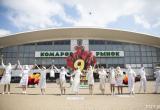 Девушки в белой одежде провели акцию у Комаровского рынка в Минске