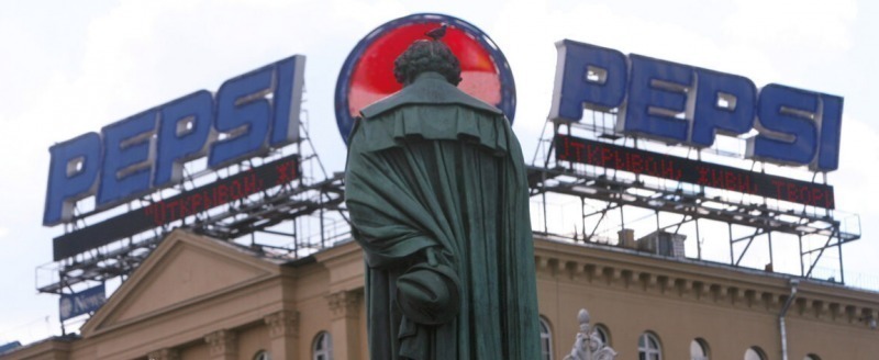 Памятник Пушкину склоняет голову напротив знаменитой красно-бело-синей рекламы пепси на Тверской улице в Москве Фото «Спутника»
