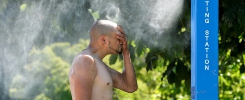 Житель Ванкувера пытается охладиться во время рекордной жары на северо-западе США и Канады