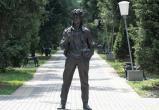 Тракторист снес памятник Виктору Цою в Алматы