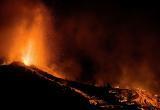 Извержение вулкана на острове Пальма: лава разрушает дома