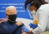 Байден объявил обязательную вакцинацию для 100 млн американцев