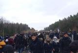 Огромная толпа мигрантов идет вдоль трассы к границе с Польшей