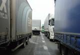 На границе растет очередь выезжающих в ЕС грузовиков