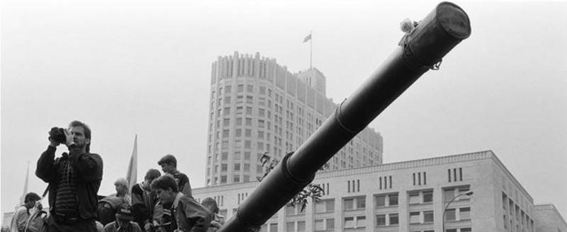 1991 г. СССР. Москва. Горожане на танке около здания Совета министров РСФСР