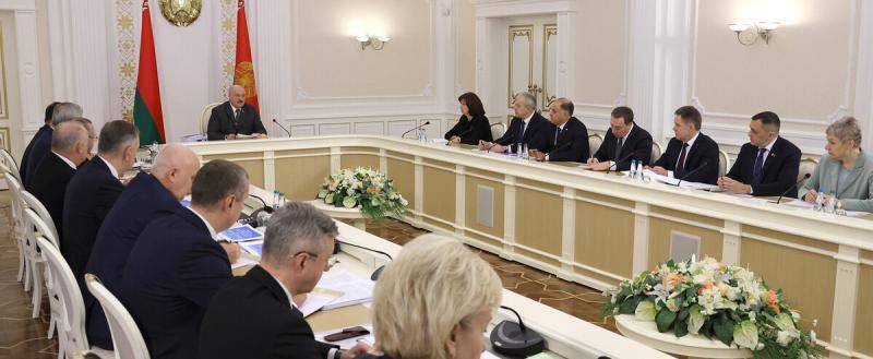 Лукашенко потребовал выполнять обязательства по госдолгу Беларуси
