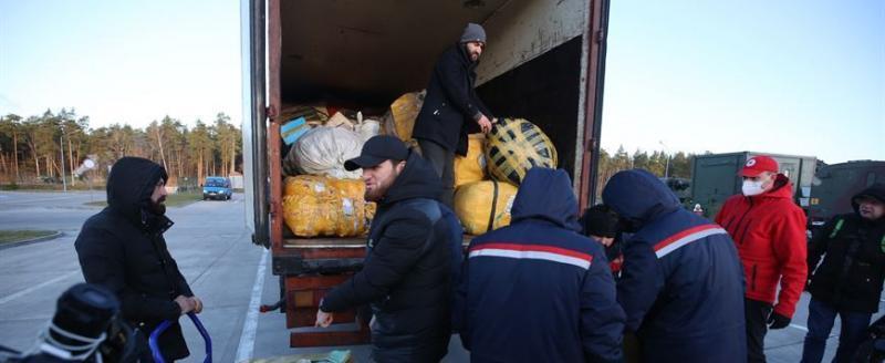 Беженцам в ТЛЦ доставили фуру теплых вещей от езидских общин