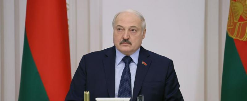 Лукашенко заявил, что «наелся этих Конституций и власти»