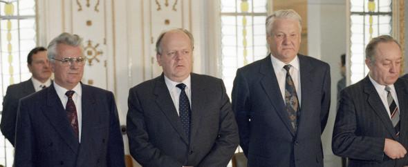 Леонид Кравчук (слева), Станислав Шушкевич (в центре) и Борис Ельцин (второй справа) Фото: РИА Новости