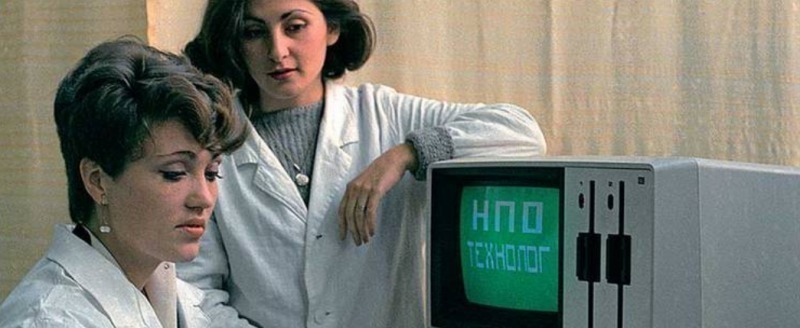 Операторы-программисты Елена Халина (слева) и Ирина Арзуманянц во время работы (СССР, 12 декабря 1986 года)