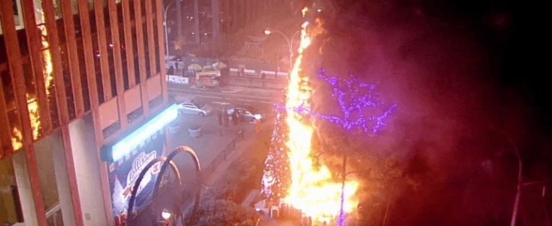 «Елочка, гори»: в центре Манхэттена бездомный поджег новогоднее дерево