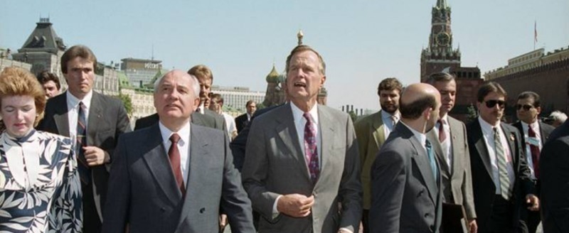 Президент СССР Михаил Горбачев и президент США Джордж Буш во время прогулки в Москве 30 июля 1991 года