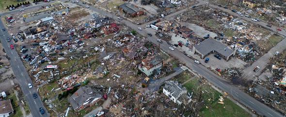 Около ста человек погибли из-за разрушительных торнадо в США