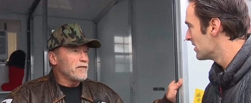 Шварценеггер подарил жилье бездомным на Рождество