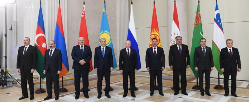 Лукашенко в Санкт-Петербурге участвует в неформальной встрече лидеров стран СНГ