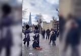 Королевский гвардеец прошелся по ребенку во время марша в Лондоне