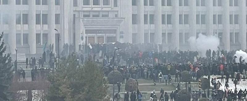 Протестующие взяли штурмом здание мэрии в Алма-Ате