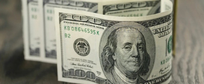 Доллар растет по отношению к рублю восьмые торги подряд