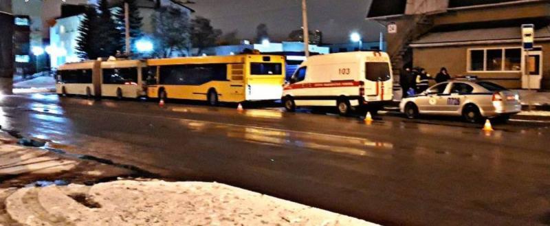 В Минске автобус насмерть сбил поправлявшего токоприемник водителя троллейбуса