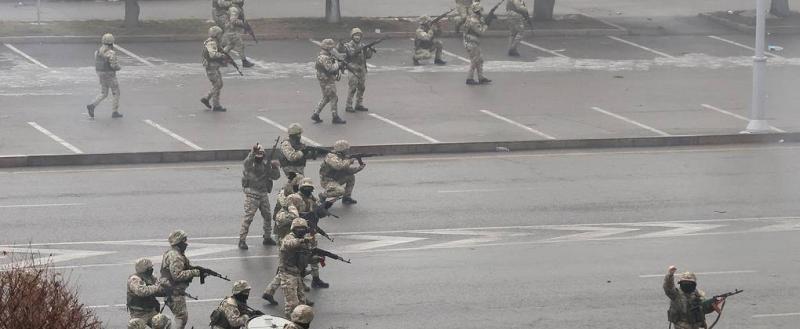 Перестрелка между военными и протестующими началась перед мэрией Алма-Аты