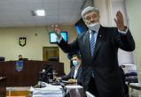 Суд потребовал у Порошенко сдать паспорт Украины