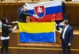 Украинский флаг облили водой в парламенте Словакии