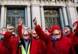 В Испании пенсионеры вышли на протест в костюмах грабителей из «Бумажного дома»