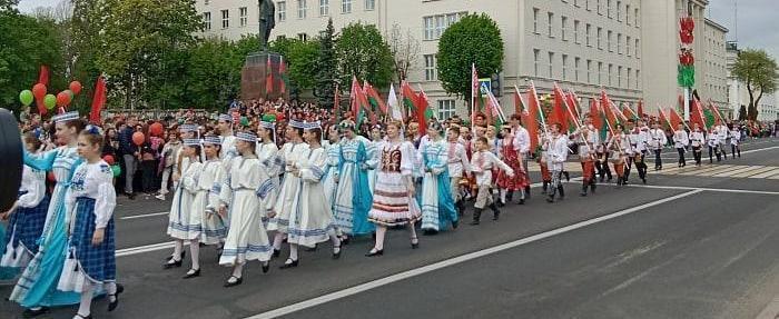 В Бресте празднуют День государственного флага и герба