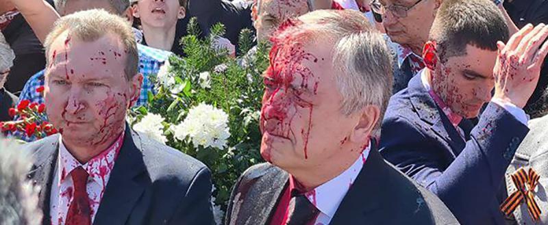 Украинцы облили красной краской посла России в Варшаве на кладбище советских воинов