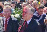 Украинцы облили красной краской посла России в Варшаве на кладбище советских воинов