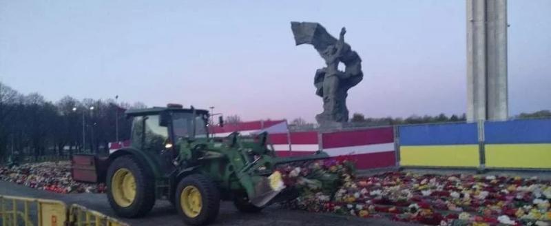 В Риге принесли новые цветы к памятнику освободителям взамен убранных бульдозером