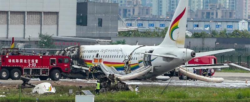 Около 40 человек пострадали при возгорании самолета в Китае 
