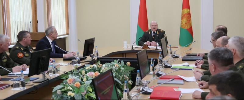 Лукашенко предсказал мощное военное давление на Беларусь со стороны Запада
