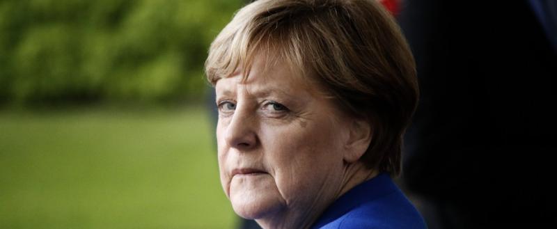 Ангела Меркель не желает быть посредником в переговорах с Путиным, если ее официально об этом не просят