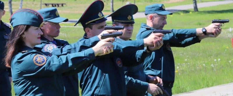 Сотрудников МЧС Беларуси вооружают пистолетами и автоматами